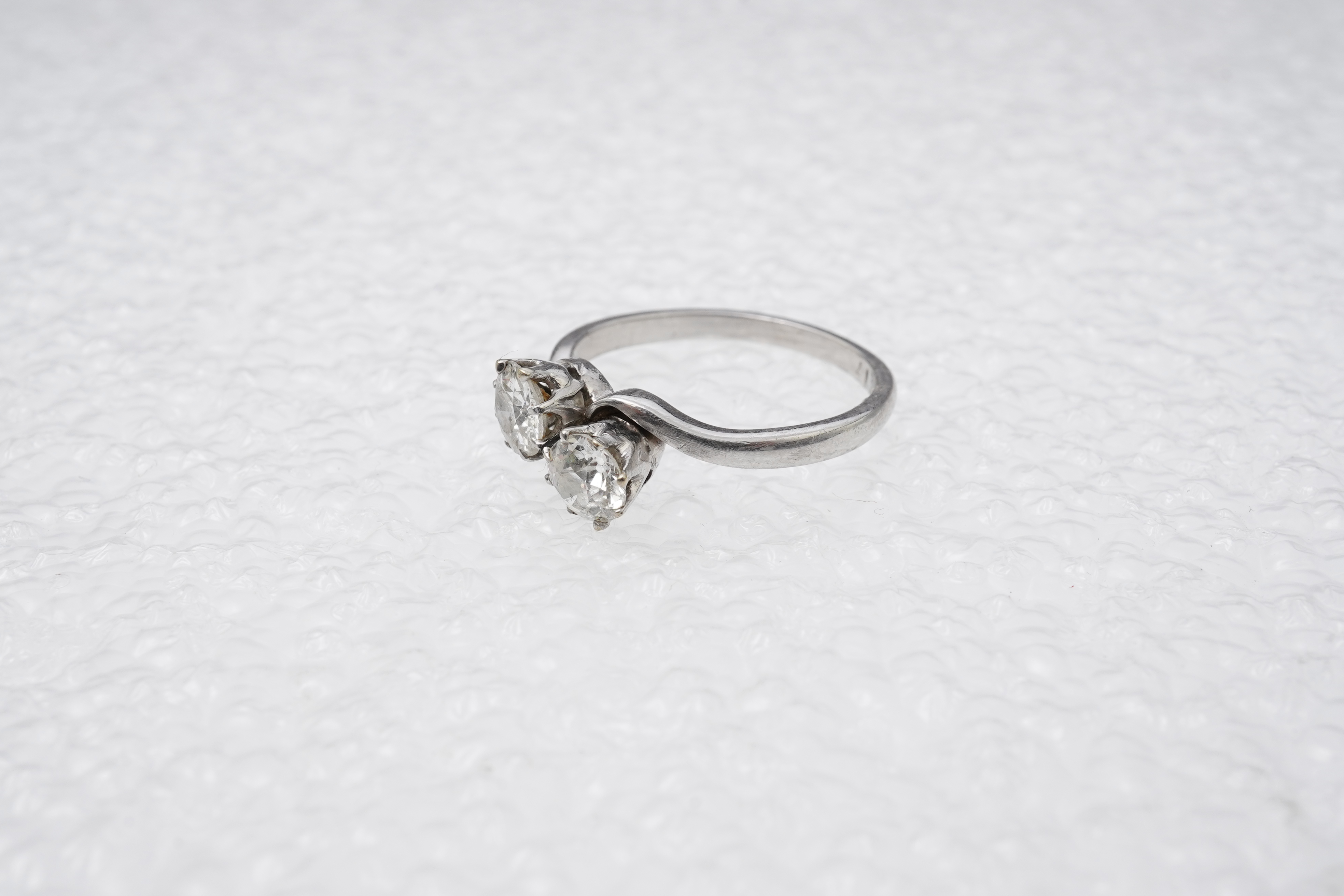 A diamond 'toi-et-moi' ring, early 20th century